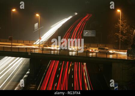 DEU, Deutschland: Essen, Autobahn Autobahn A 52. Rushhour in den Abend. Stockfoto