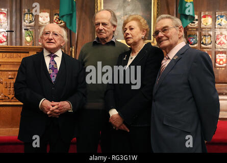 Präsident von Irland Michael D. Higgins (links) trifft sich mit Überlebenden des Holocaust (von links) Walter Sekules, Suzi Diamond und Tomi reichenthal an der Nationalen Holocaust-gedenktag Gedenkveranstaltung in Dublins Herrenhaus. Stockfoto