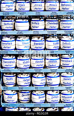 Aschenbecher mit Namen, in ein souvenirshop in Husum verkauft; Aschenbecher mit Namen Stockfoto