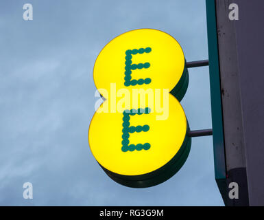 BT-Handy Firma EE signage außerhalb einer seiner Filialen in Putney, London, UK Stockfoto