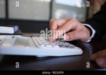 Unternehmer berechnen sie die Einnahmen aus dem Export Geschäft auf dem Holz Tisch. Business Konzept. Stockfoto