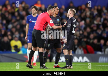 Schiedsrichter Andre Marriner spricht von Sheffield Mittwoch Barry Bannan, nachdem seine Entscheidung rückgängig zu award Sheffield Mittwoch eine Strafe nach einer Konsultation mit VAR während der FA Cup in die vierte Runde an der Stamford Bridge, London. Stockfoto