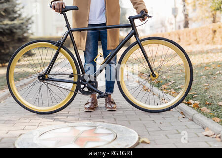 Nahaufnahme der junge Mann sitzt auf seinem Fahrrad im Freien Stockfoto