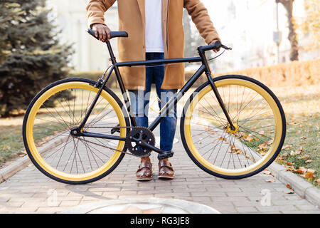 Nahaufnahme der junge Mann sitzt auf seinem Fahrrad im Freien Stockfoto