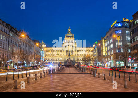 Prag, Tschechische Republik - 23. Januar 2019: Nationalmuseum und dem Wenzelsplatz in der Nacht Stockfoto