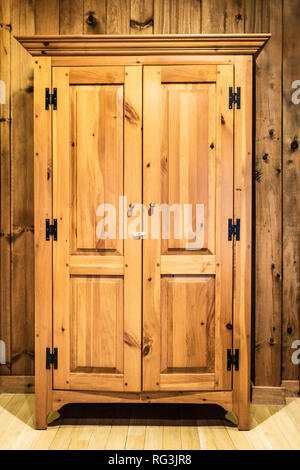 Schönes aus Holz Kabine gegen Holz Wand Stockfoto