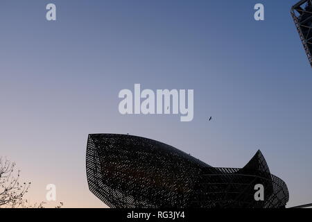 Frank Gehry's Golden Edelstahl Fisch Skulptur an der Küste von Barcelona Barcelona Spanien Stockfoto