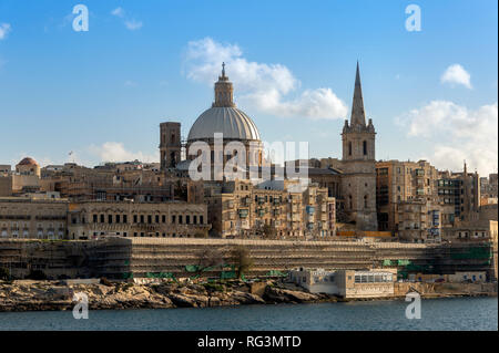 Blick über den Grand Harbour in Valletta aus Tigne Point, Sliema. Blick auf den Dom. Stockfoto