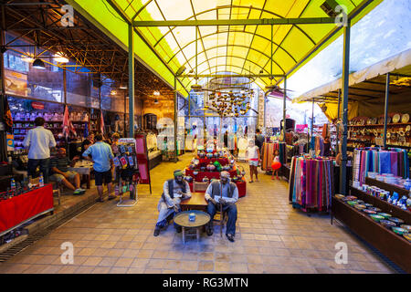 ANTALYA, Türkei - 14. SEPTEMBER 2014: Grand Bazaar oder Alte Markt in Antalya Altstadt oder Kaleici in der Türkei Stockfoto