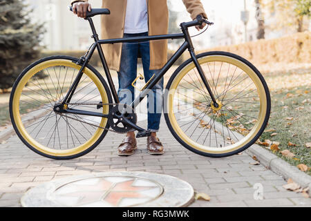 Nahaufnahme der junge Mann sitzt auf seinem Fahrrad im Freien Stockfoto