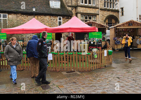 Marktstände auf Minster Court Lincoln am Weihnachtsmarkt, Lincolnshire, Großbritannien Stockfoto