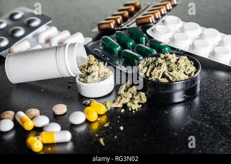 Medizinisches Marihuana Knospen in jedem First Aid Kit. Pillen und Cannabis liegen auf einem schwarzen Hintergrund. Das Gesundheitswesen ist ein Marihuana. Stockfoto