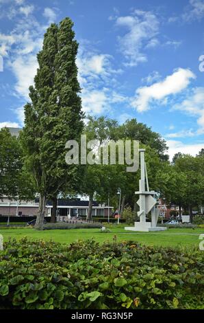 "Hangend Vlak" von Ruud Kuijer vor dem Hilton Hotel in der Zeit der Kunst Zuid jährliche im freien Fall der modernen Kunst. Stockfoto