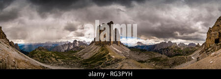 Panoramablick auf den Berg Gruppe Tre Cime di Lavaredo, von paternkofel Scharte, dunkle Gewitterwolken näher betrachtet Stockfoto