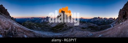 Panoramablick auf den Berg Gruppe Tre Cime di Lavaredo, von paternkofel Scharte gesehen, bei Sonnenaufgang Stockfoto