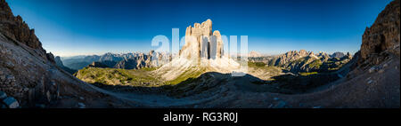 Panoramablick auf den Berg Gruppe Tre Cime di Lavaredo, von paternkofel Scharte gesehen Stockfoto