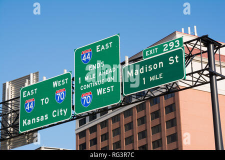 Interstate Zeichen in der Innenstadt von St. Louis, Missouri. Stockfoto