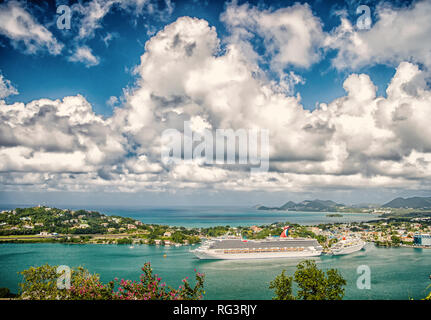 Castries, St. Lucia - 26. November 2015: Kreuzfahrtschiffe im Hafen an bewölkten Himmel. Stadt am blauen Meer mit Berglandschaft. Sommerurlaub auf der Insel. Luxus Reisen auf dem Boot, Wasser transportieren. Stockfoto