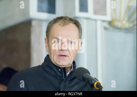 Donald Tusk, der Präsident des Europäischen Rates, während der mouring in Danzig, Polen, Nach der Danziger Bürgermeister Pawel Ottar erstochen gestern auf der Bühne im Stockfoto