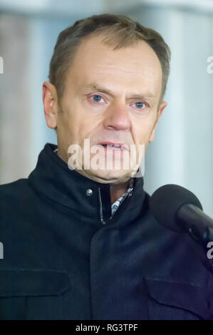 Donald Tusk, der Präsident des Europäischen Rates, während der mouring in Danzig, Polen, Nach der Danziger Bürgermeister Pawel Ottar erstochen gestern auf der Bühne im Stockfoto
