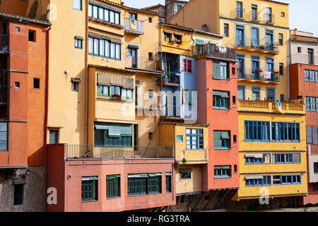 Girona, Spanien - Januar 23, 2019: Bunte Häuser von Girona in der Mitte der Stadt en Damm des Onyar Fluss Stockfoto