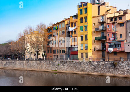 Girona, Spanien - Januar 23, 2019: Bunte Häuser von Girona in der Mitte der Stadt en Damm des Onyar Fluss Stockfoto