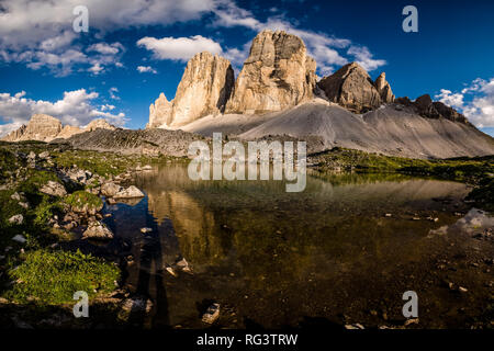 Der norden Gesichter der Berg Gruppe Tre Cime di Lavaredo Spiegelung in einem See Stockfoto