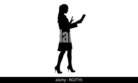 Die volle Länge der Seite. Silhouette junge Frau Doktor holding Tablett in den Händen und Videokonferenz. Professionelle Aufnahme in 4K-Auflösung. 013. Sie c Stockfoto