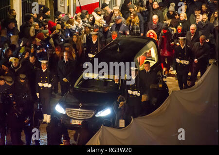 Ein Sarg mit dem Bürgermeister von Danzig, Paweł Ottar, während der erste Tag der Beerdigung in Danzig, Polen. Danzig, Polen. 18. Januar 2019 © Stockfoto