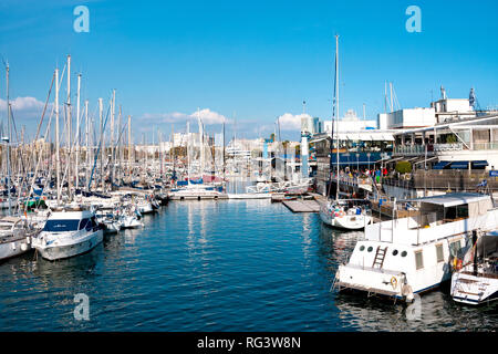 Barcelona, Spanien - 19. Januar 2019: Port Vell in Barcelona, der alte Hafen von Barcelona mit Sport Boote und Yachten Stockfoto