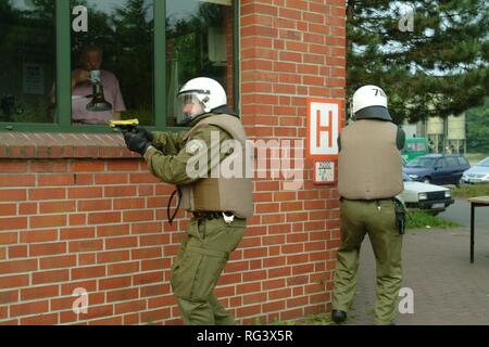 DEU, Deutschland, Essen: Deutsche Polizisten in einer Situation, in der Sie lernen, sich in einer verrückten Situation zu handeln. Sie sollten Stockfoto