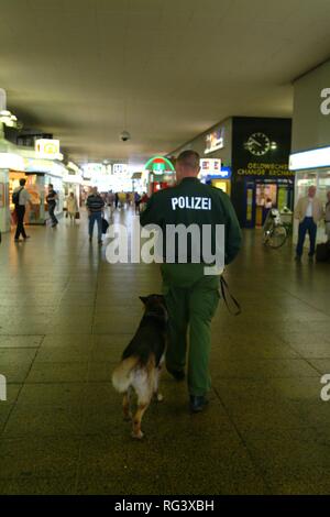 DEU, Deutschland, NRW: Polizei Hunde, K9Unit auf Patrouille. Stockfoto