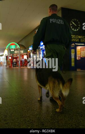 DEU, Deutschland, NRW: Polizei Hunde, K9Unit auf Patrouille. Stockfoto