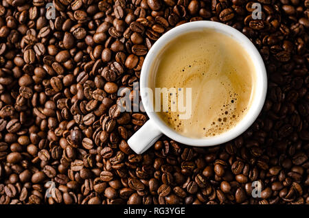 Kaffeebohnen Hintergrund mit weißen Schale, kopieren Raum Stockfoto