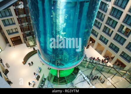 DEU, Deutschland, Berlin: Aquarium in der Lobby des Radisson SAS Hotel. Besucher können den Sealife aus dem Inneren des 14 anzeigen Stockfoto