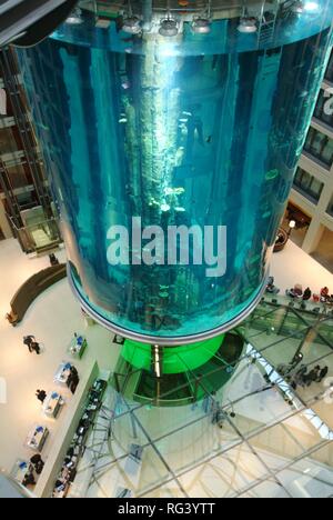 DEU, Deutschland, Berlin: Aquarium in der Lobby des Radisson SAS Hotel. Besucher können den Sealife aus dem Inneren des 14 anzeigen Stockfoto