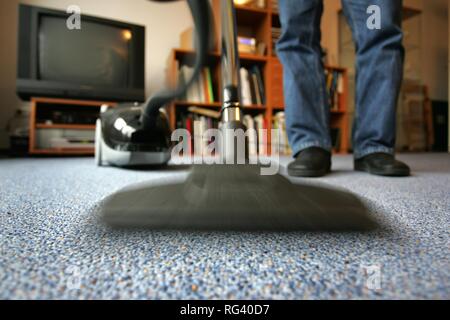 DEU, Deutschland: Hausputz in ein eigenes Haus/Wohnung, Staubsaugen. Stockfoto