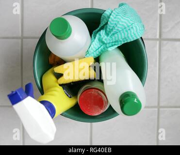 DEU, Deutschland: Hausputz in ein eigenes Haus/Wohnung. Reinigung im Bad. Stockfoto