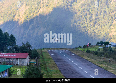 Start- und Landebahn (Flugplatz) in Lukla Airport in Nepaly Berge Stockfoto