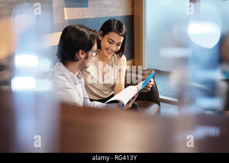 Business Mann und Frau Treffen bei der Arbeit im Büro Cafeteria Stockfoto