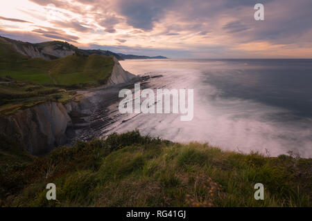 Blick von Sakoneta im Flysch geologischen Park auf Zumaia. Ein berühmter Strand, weil die extrange Form der Felsen. Im Baskenland. Stockfoto