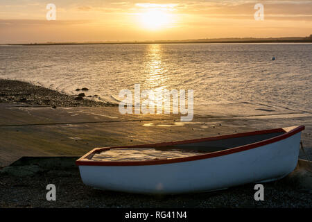 Kleines Ruderboot mit klarem Wasser gefüllt auf der Seite des Hafen Stockfoto