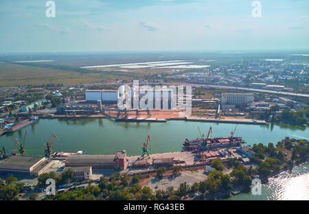 Blick auf den schiffbaren Fluss mit Docks aus der Luft Stockfoto