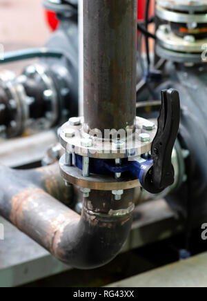 Stahlrohr mit blauen die ctrl-Taste, als Hintergrund für die anderen Rohre und Tasten, industriellen Umfeld Stockfoto