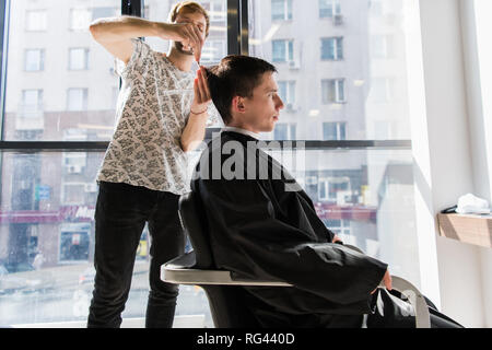 Schöner Mann im Friseursalon einen neuen Haarschnitt Stockfoto