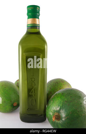 Avocado und eine Flasche von Avocado Öl auf einem weißen Hintergrund. Stockfoto