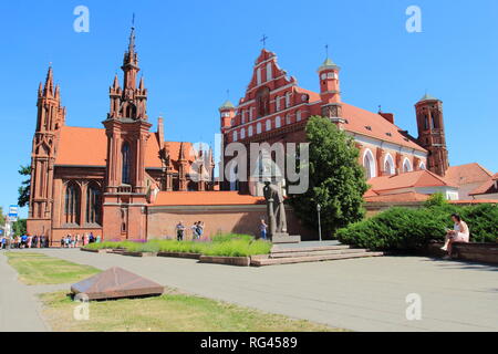 Litauen, Vilnius: Juni 2018: St Anne's und Bernadine's Kirchen in Vilnius (Litauen). Stockfoto