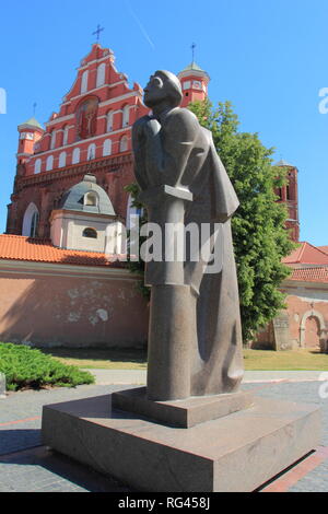 Litauen, Vilnius: Juni 2018: Die Kirche der Hl. Anna und Bernhardiner Kirche mit Adam Mickiewicz Statue Stockfoto