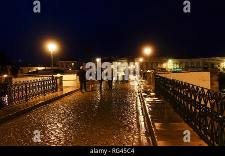 Tavira, Portugal, der Fußgängerzone römische Brücke überspannt, Fluss Gilão der Fischerort, Tavira, Algarve, Portugal, Europa. Stockfoto