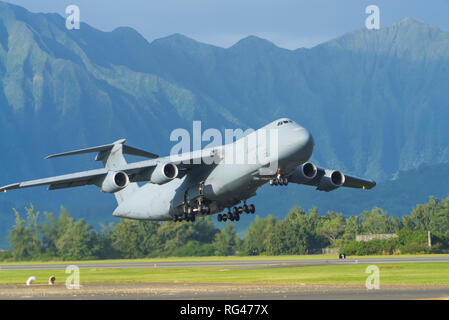 Ein C-5 M Super Galaxy nach Dover Air Force Base zugeordnet fährt Marine Corps Base Hawaii, HI, Januar 27, 2019, während der Übung Patriot Palm. Übung Patriot Palm ist eine gemeinsame-Übung von der Air Force Reserve, die Ersthelfer des Bundes, der Länder, der zu integrieren koordiniert, und die lokalen Agenturen und das Militär durch die Bereitstellung eines schnellen Antwort Ausbildung im Falle eines regionalen Not- oder Naturkatastrophen. (U.S. Air Force Foto von Tech. Sgt. Nicholas A. Priester) Stockfoto